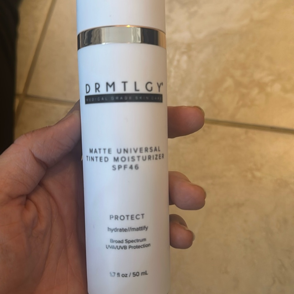 Drmtlgy Matte Universal Tinted Mousturizer